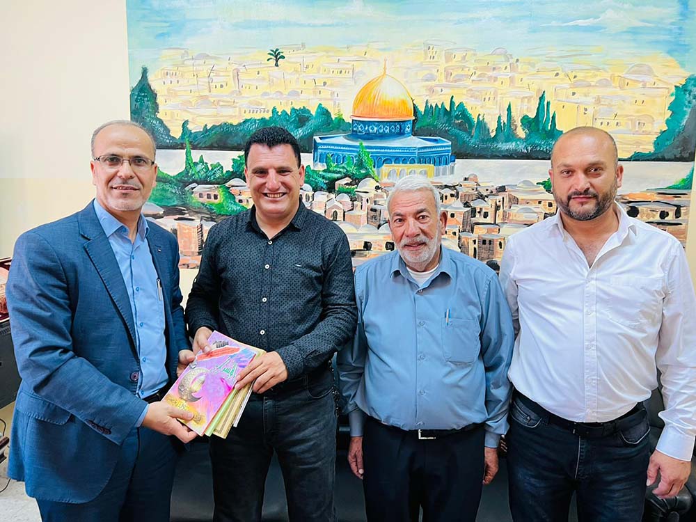 مدير عام الشؤون الإدارية والمالية يقدم مجموعة من إصدارات دار الإفتاء الفلسطينية لعدد من المدارس