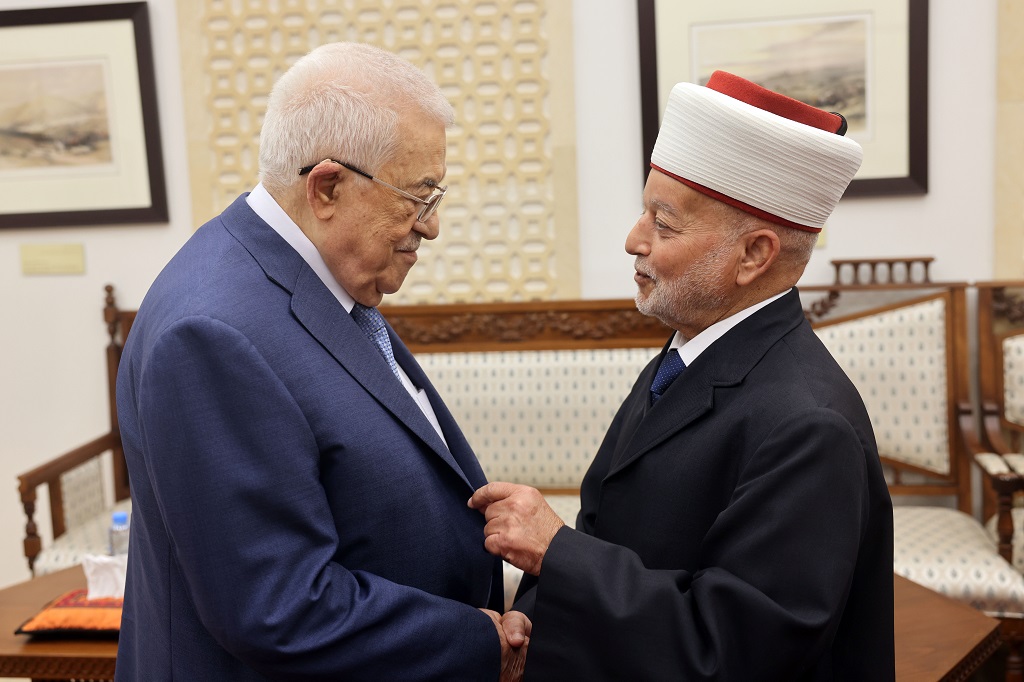 سيادة الرئيس يستقبل مفتي القدس والديار الفلسطينية